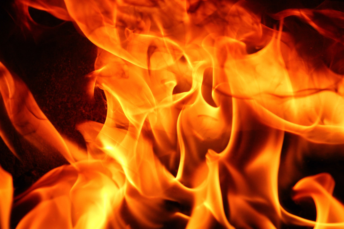В Прокопьевске сгорели два автомобиля, стоявшие в гараже