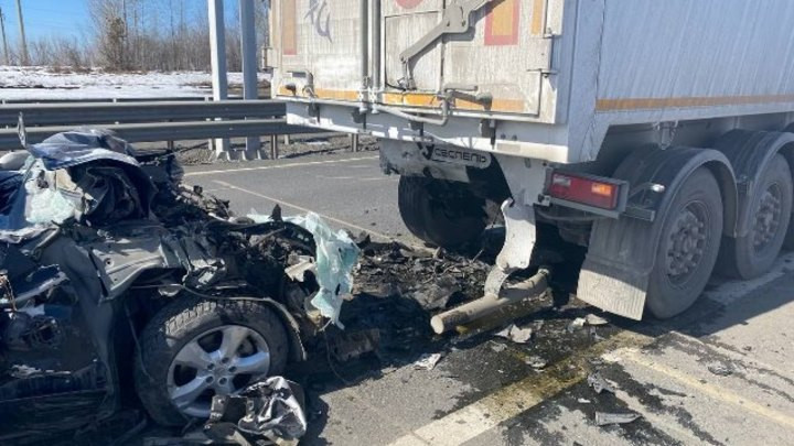 При столкновении Renault с грузовиком Volvo погиб водитель легковушки