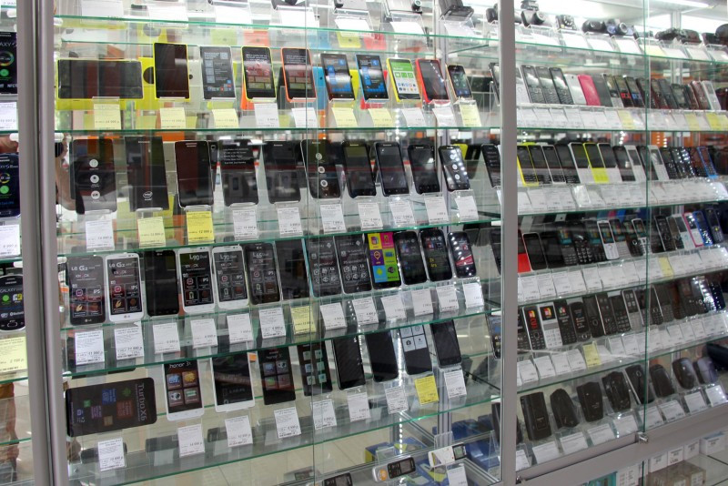 В Прокопьевске продавец магазина электроники украл 35 смартфонов на сумму около 500 000 рублей