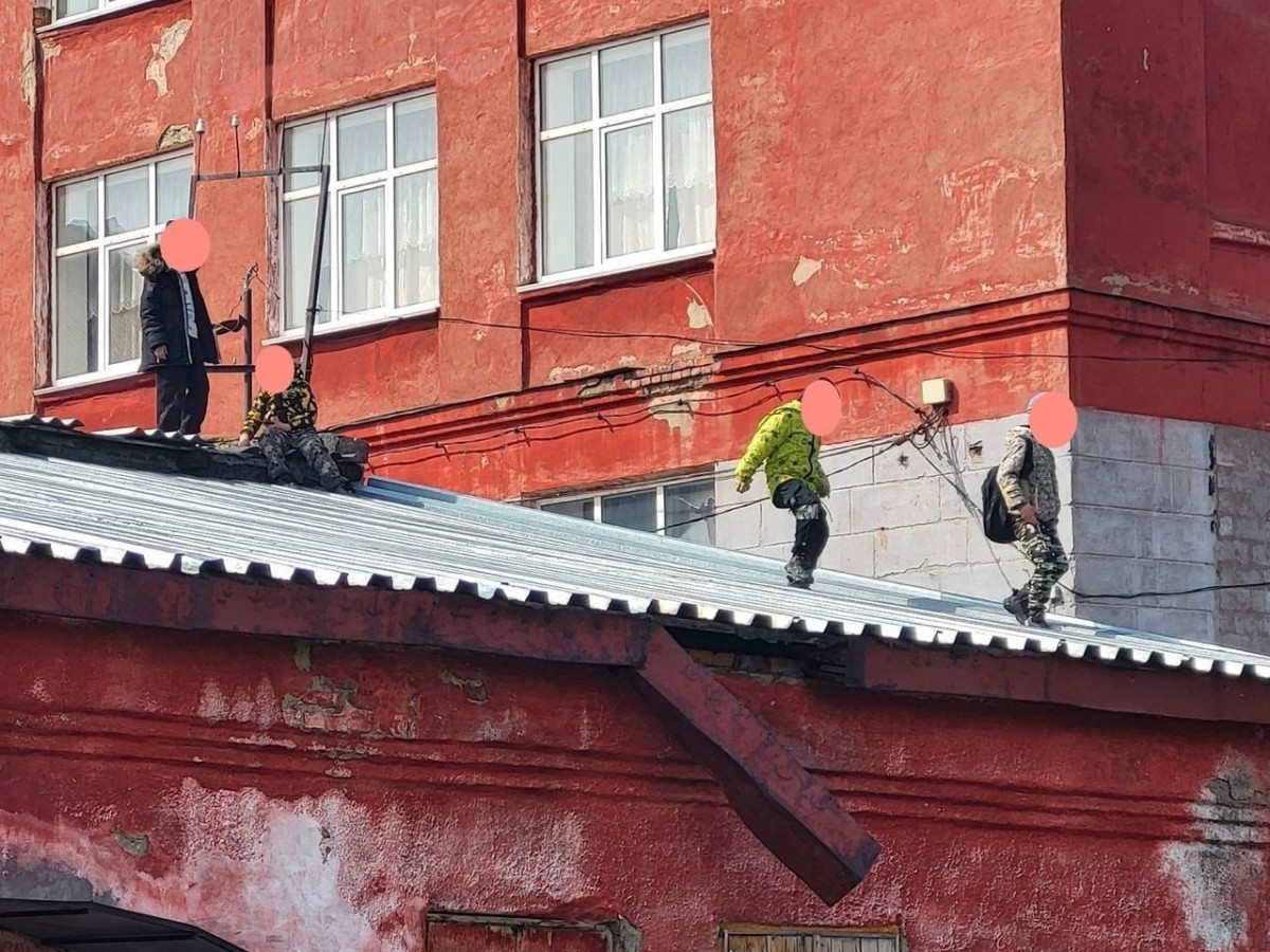 За небезопасные развлечения детей на крыше здания родителей привлекли к ответственности
