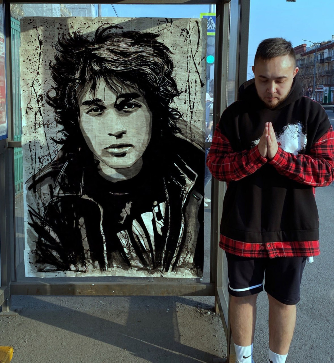 Прокопьевский художник Дамир Хуссамов раскрыл цель размещения своих работ на автобусных остановках