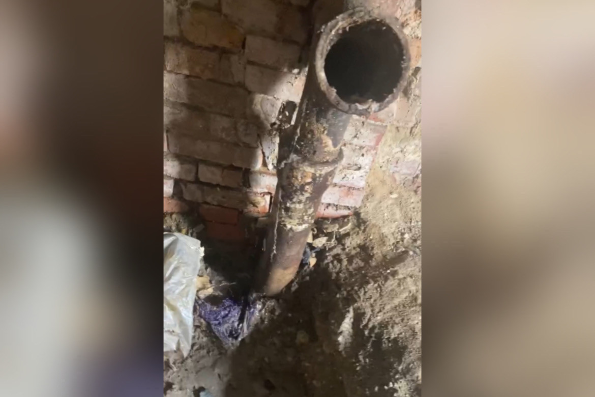 В Прокопьевске Госжилинспекция наказала УК за канализационные воды в подъезде дома