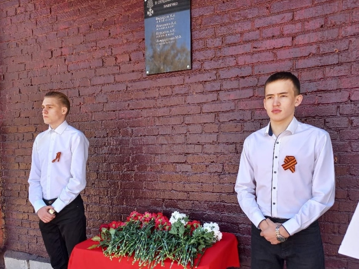 На здании школы №51 открыли мемориал в честь выпускников-героев