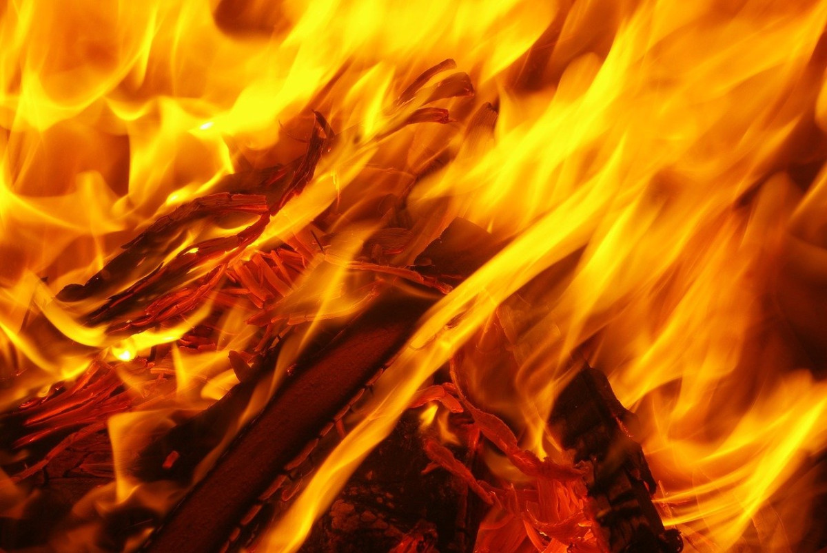 Огонь охватил помещение магазина в Прокопьевске на Тыргане