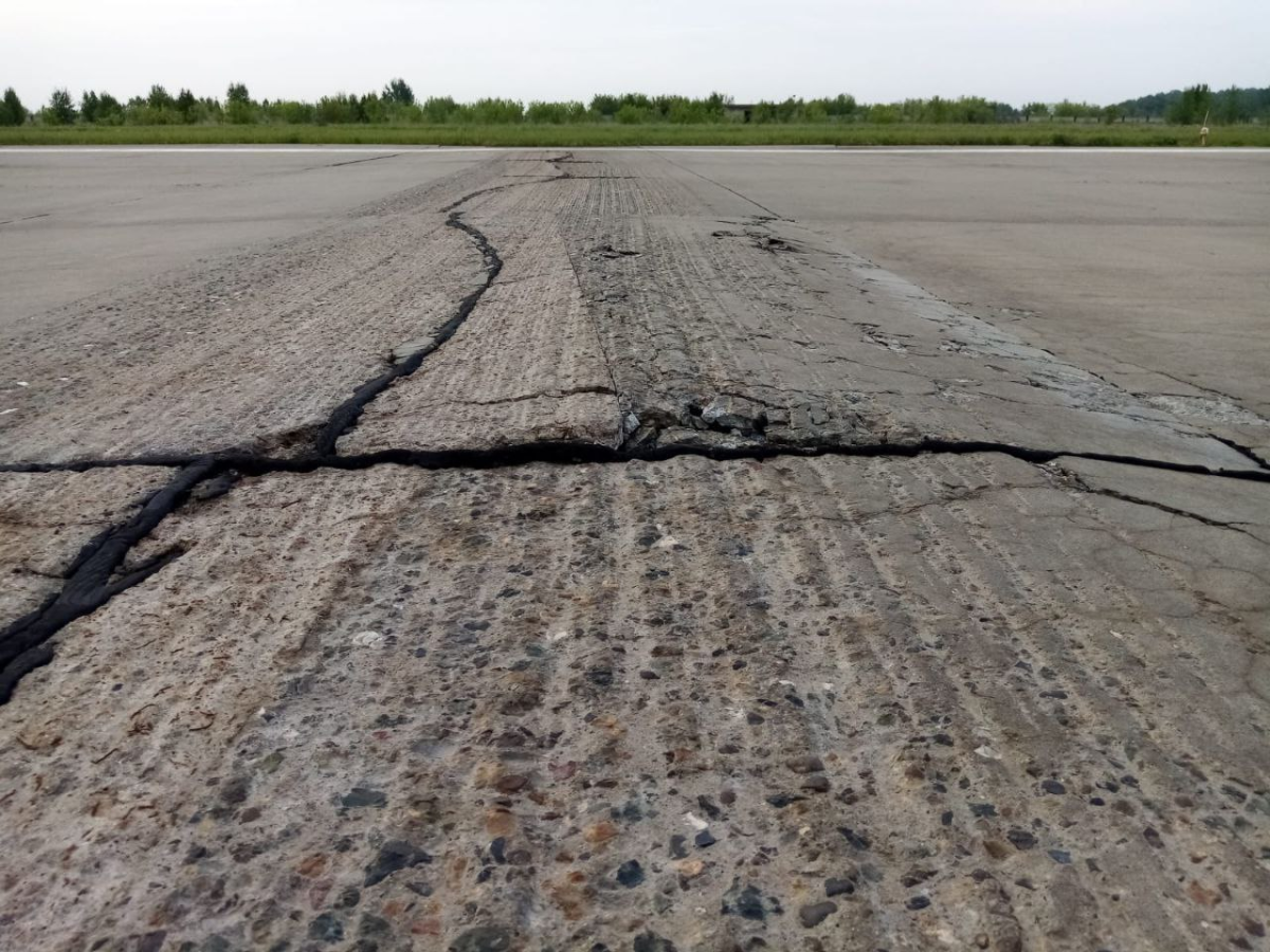 В Кемеровском аэропорту вздыбилась взлетно-посадочная полоса