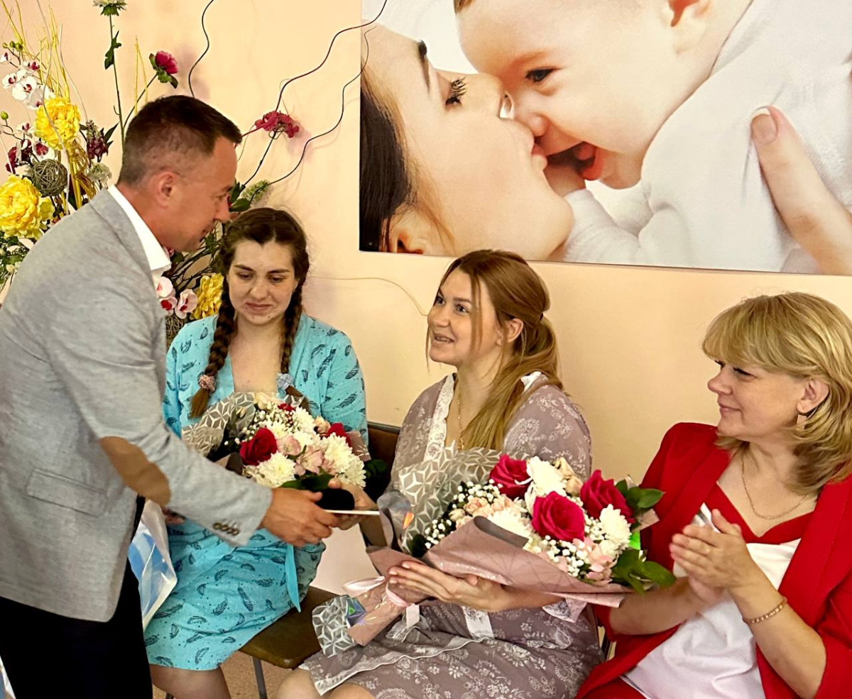 В прокопьевском роддоме поздравили мам и малышей, родившихся 1 июня
