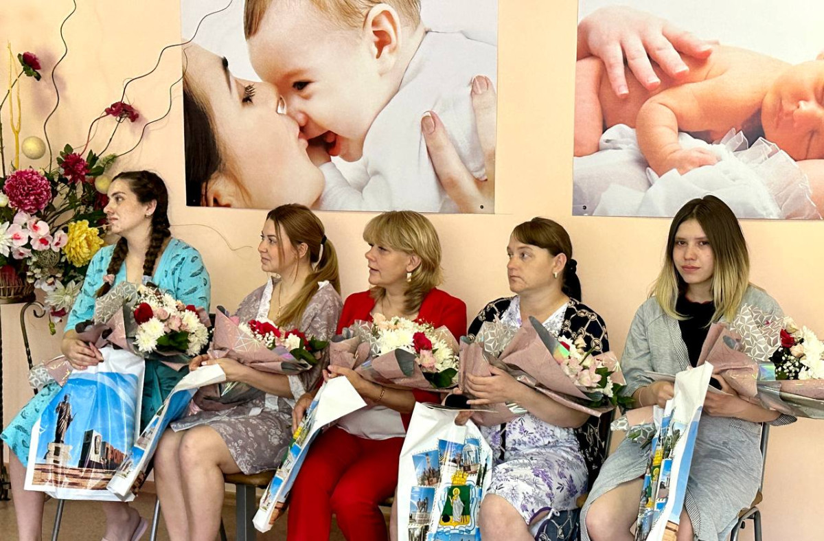В прокопьевском роддоме поздравили мам и малышей, родившихся 1 июня