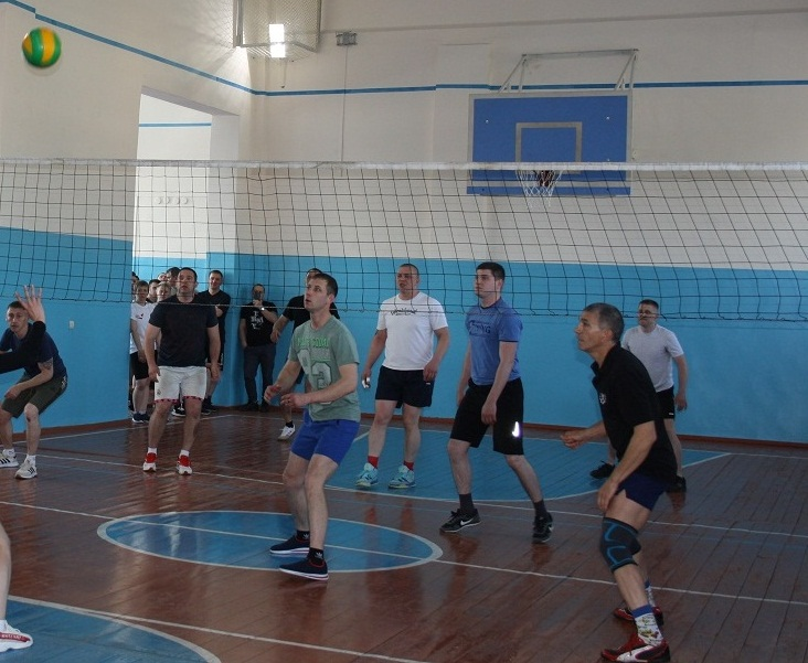 В рамках празднования 305-летия образования полиции России прокопьевские правоохранители играли в волейбол
