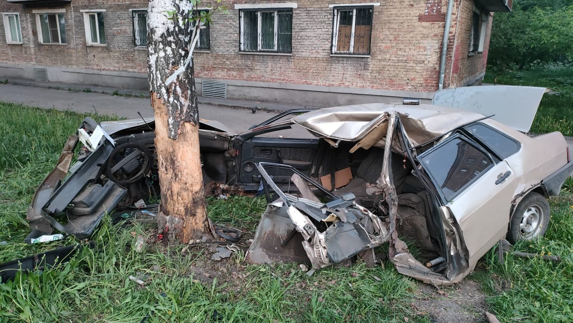 Машина пополам. В страшной аварии в Прокопьевске погибли два человека