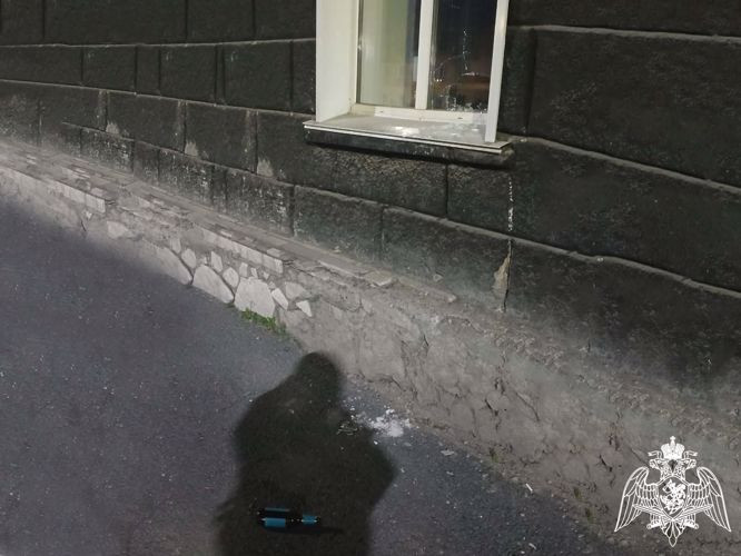 Ничего культурного. В Прокопьевске юноша разбил окно поселкового ДК
