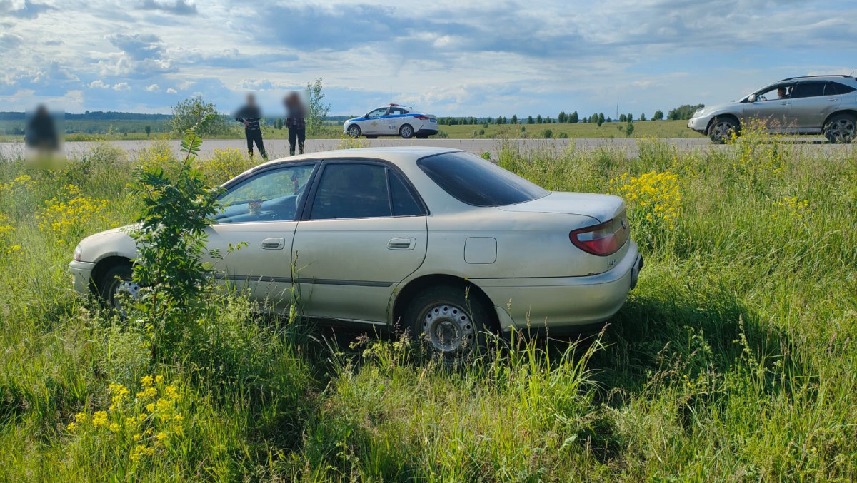 12-летний подросток переоценил свои способности: сел за руль автомобиля и съехал и дороги на газон