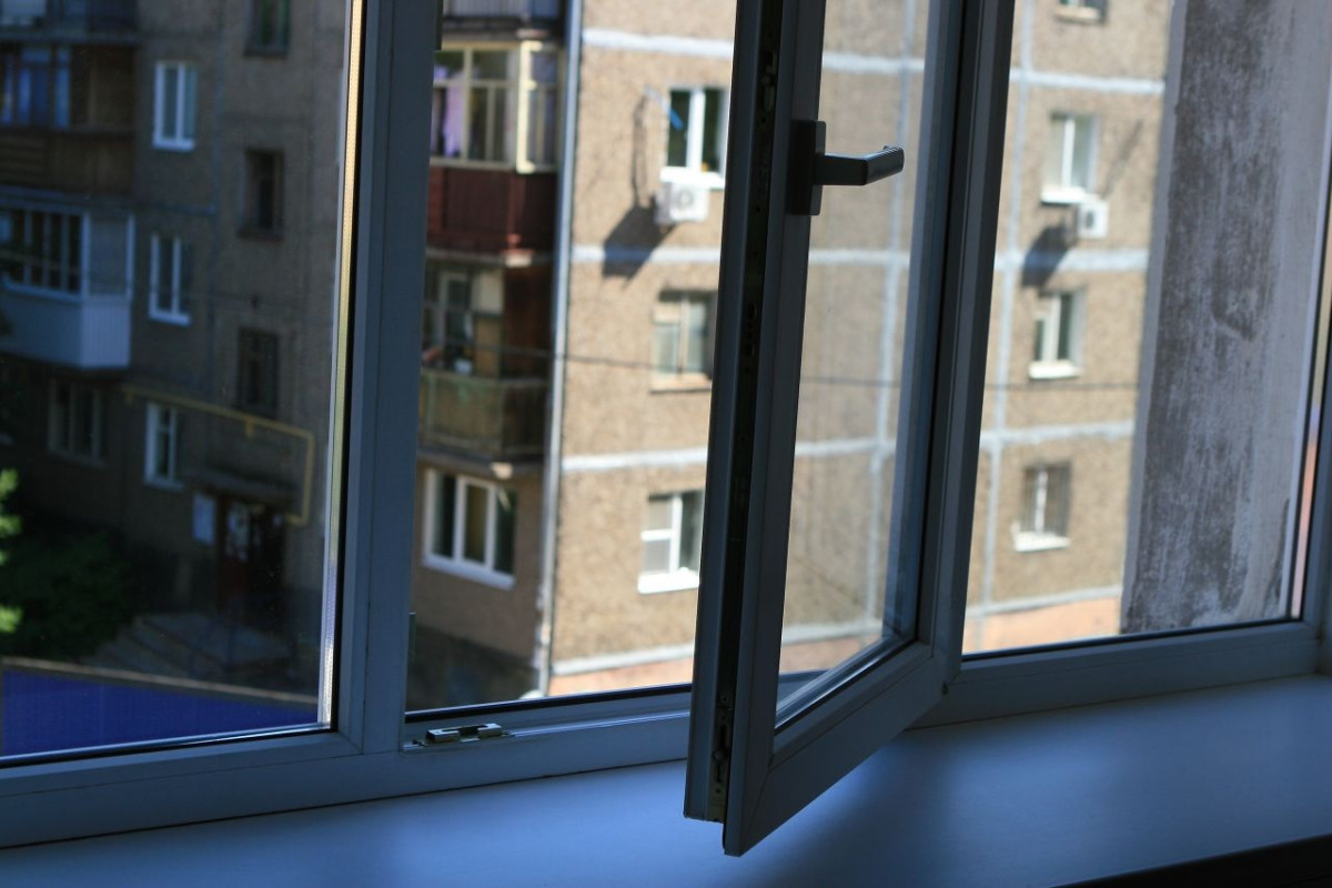 В Прокопьевске годовалая малышка выпала из окна второго этажа