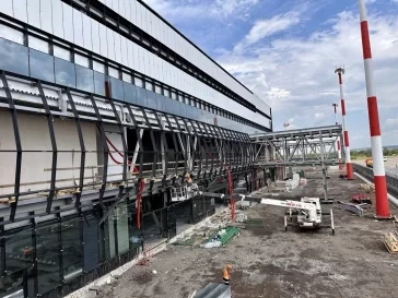 В новом терминале Новокузнецкого аэропорта завершается остекление, начался монтаж оборудования внутри помещения 