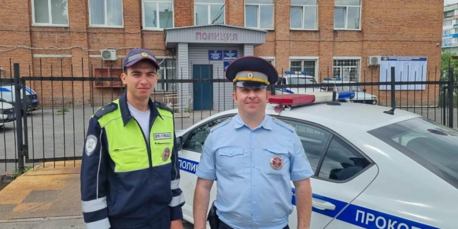 Прокопьевские полицейские оказали помощь женщине с тремя детьми. У автомобиля, в котором они ехали, пробило колесо