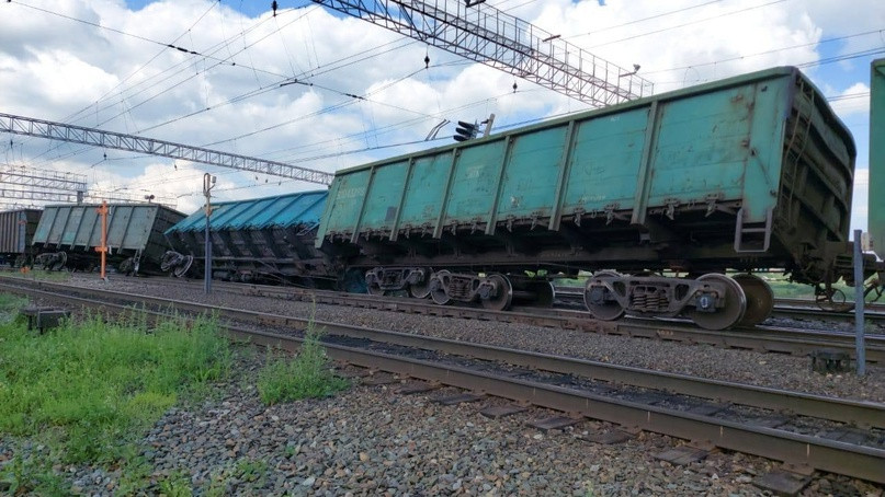 Под Прокопьевском вагоны грузового состава сошли с рельсов