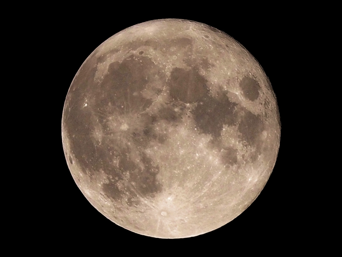 В Прокопьевске смогли заснять, пожалуй, самую красивую луну этого суперлуния 