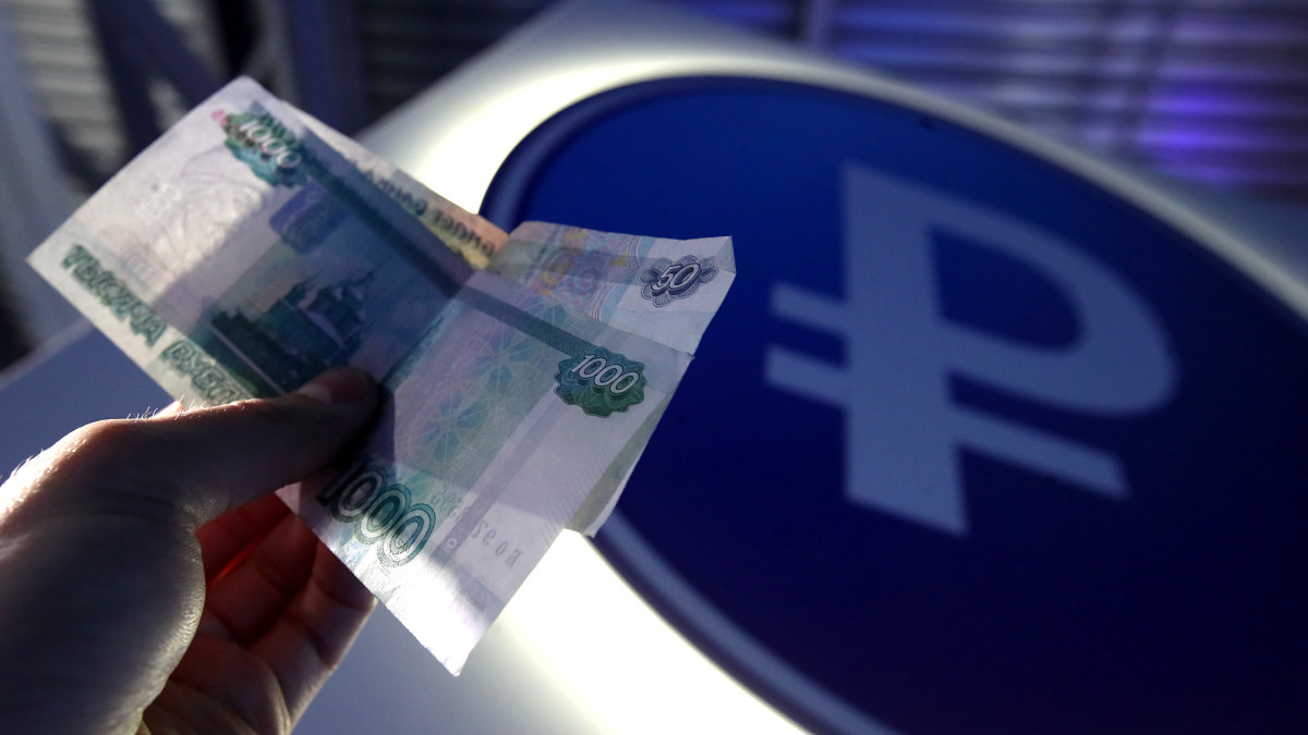 Законы августа - цифровой рубль, повышенные пенсии, а жилье коррупционеров пойдёт с молотка