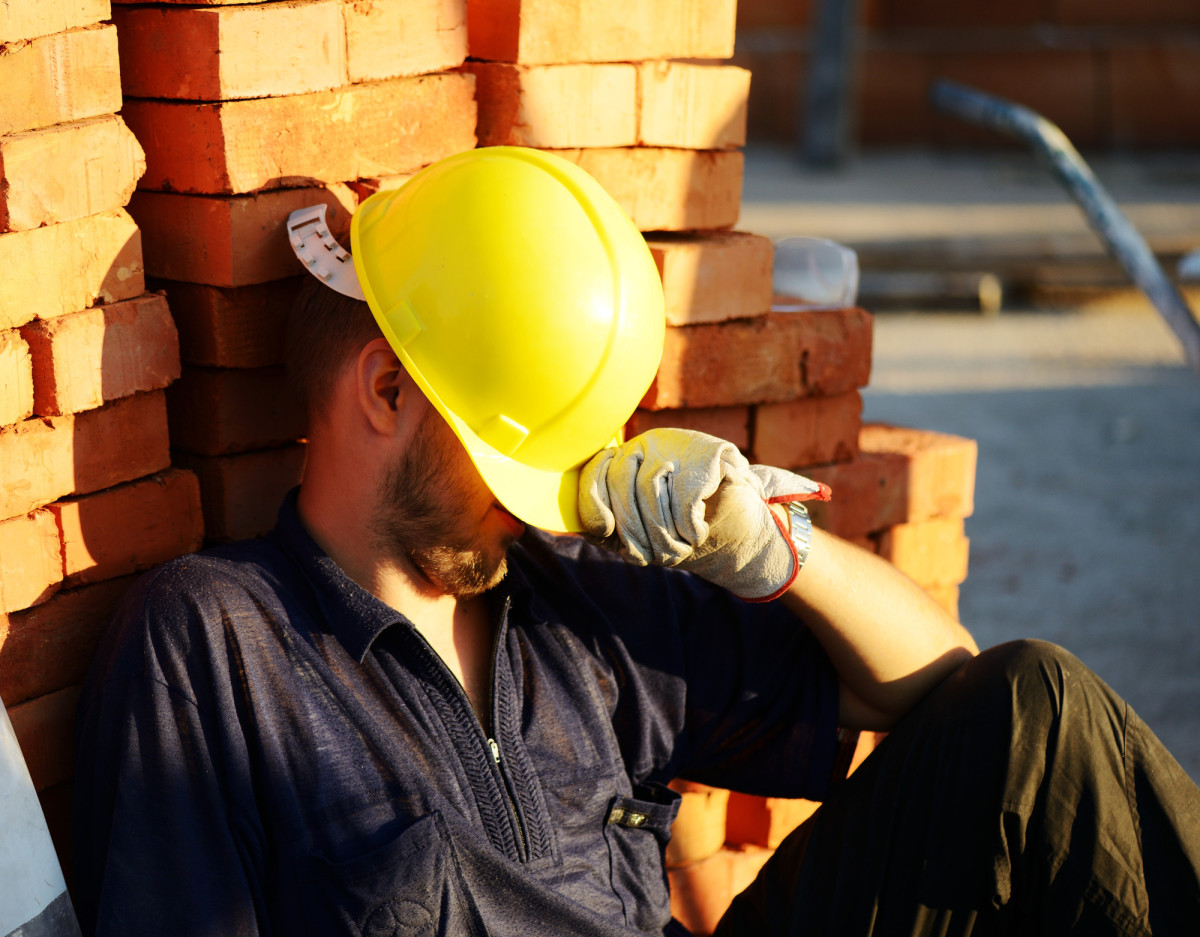 Рабочий персонал, строители, специалисты сервисного обслуживания были наиболее востребованными в июле