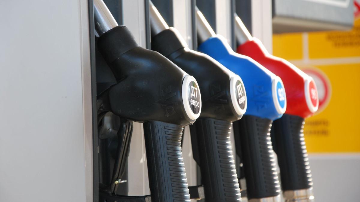 Бензин не по карману. Цены на топливо безудержно растут