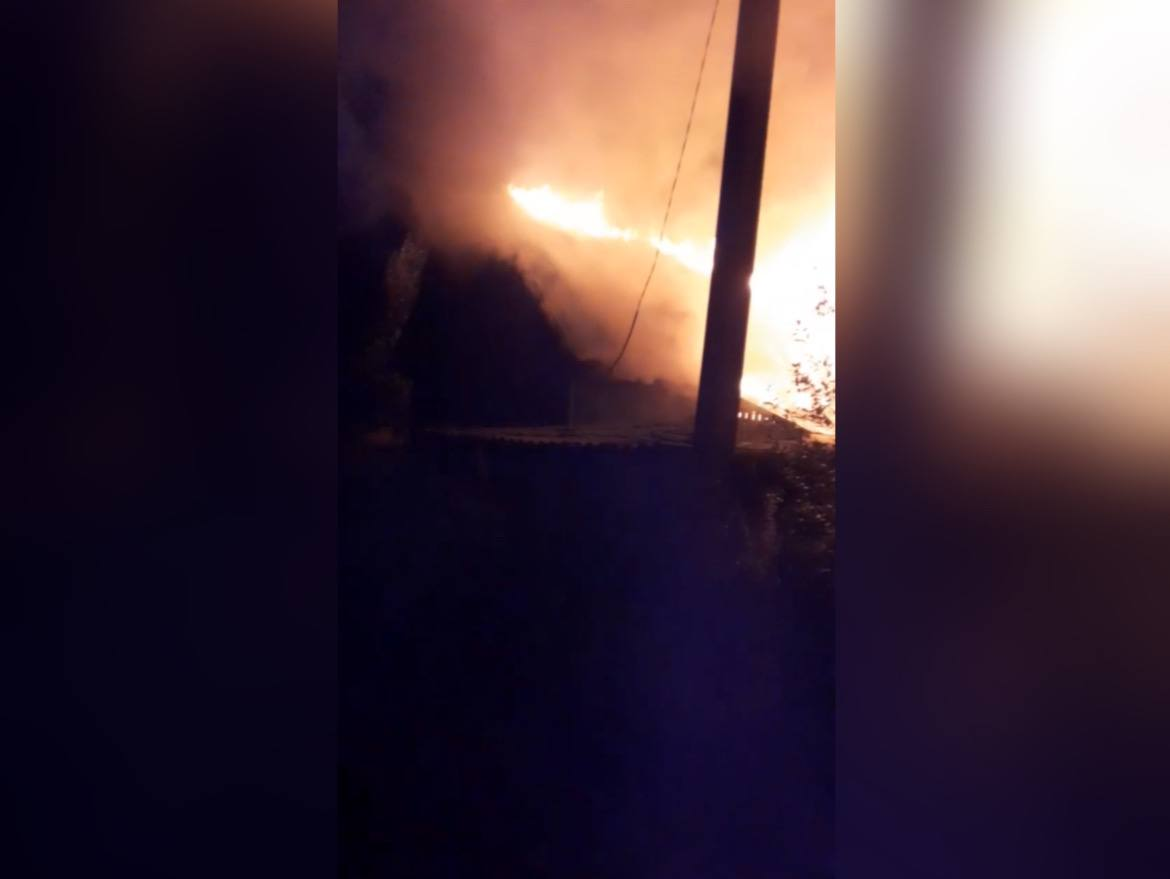 В Прокопьевске вспыхнул нежилой частный дом на Берёзовой роще