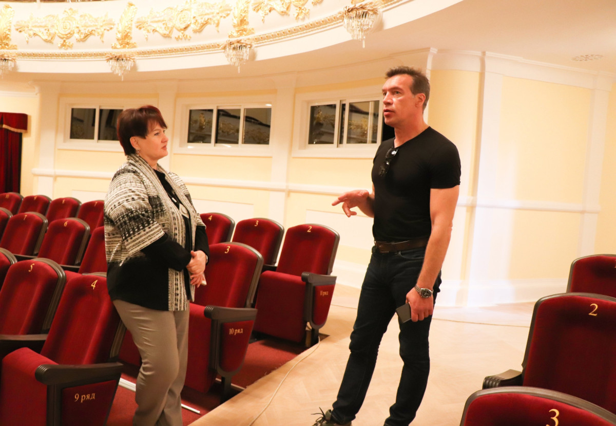Олег Чернов побывал в прокопьевском драмтеатре - месте, где принял решение стать актером