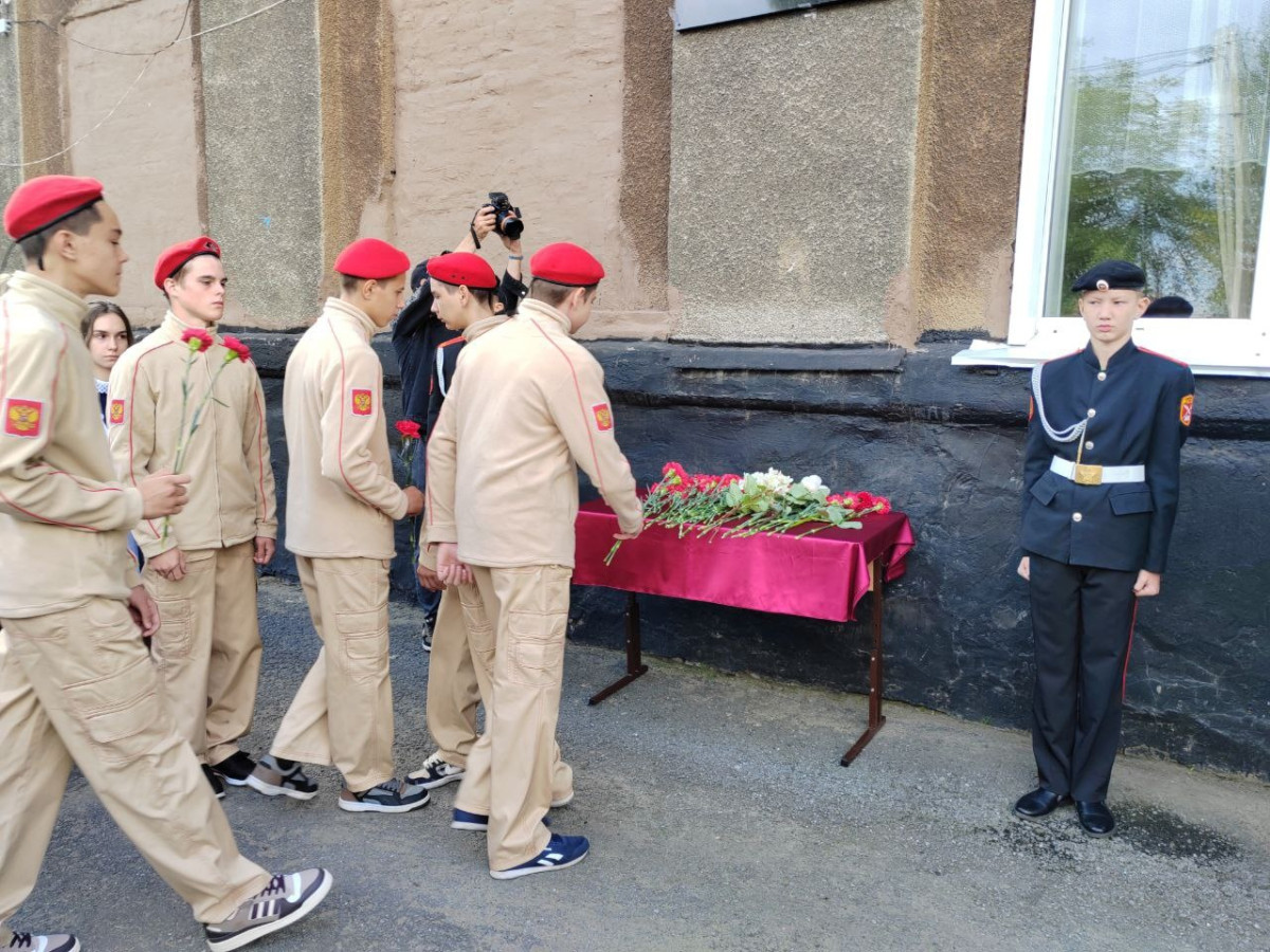 В Прокопьевске на здании школы открыли мемориальную доску в память о погибшем ученике