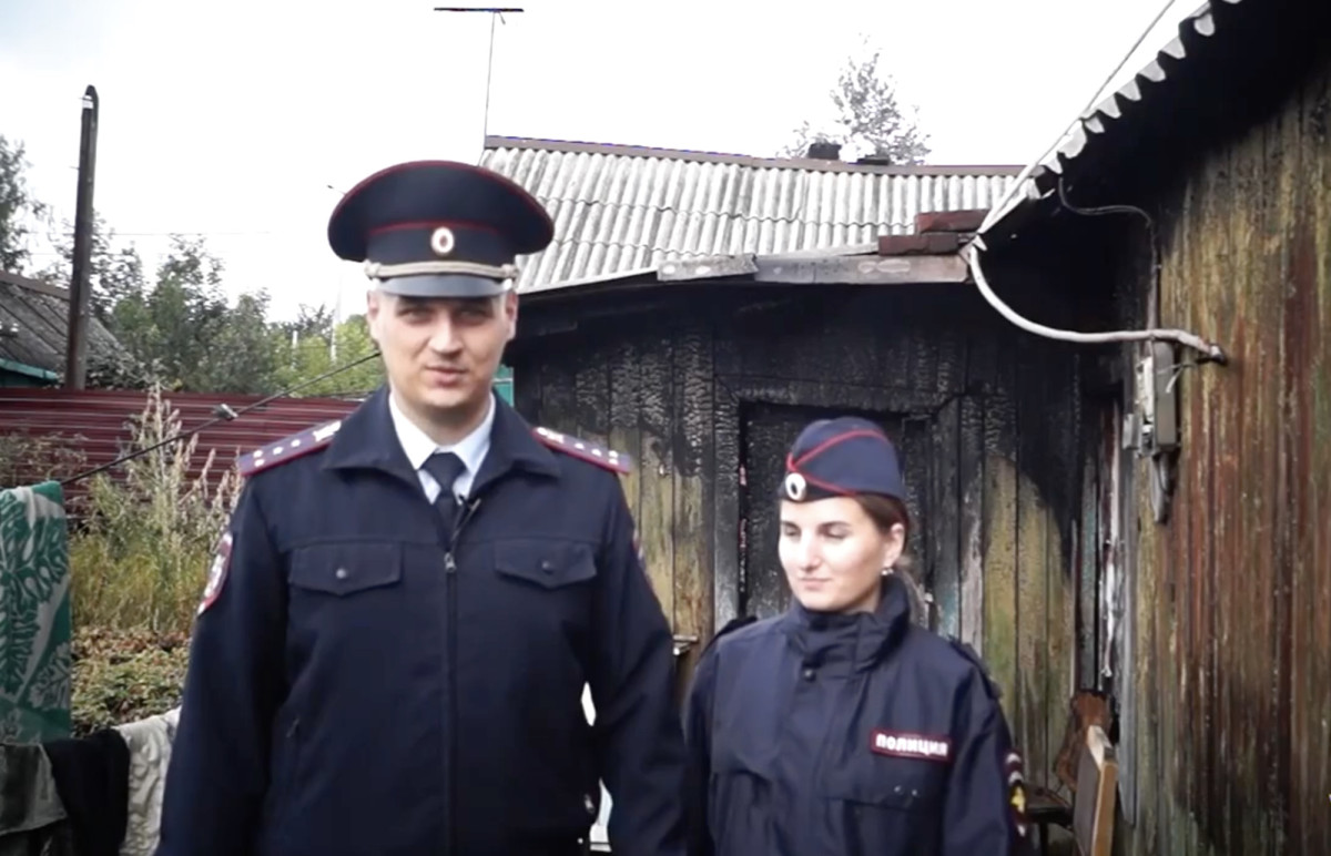 Супруги-полицейские из Прокопьевска спасли людей из горящего дома