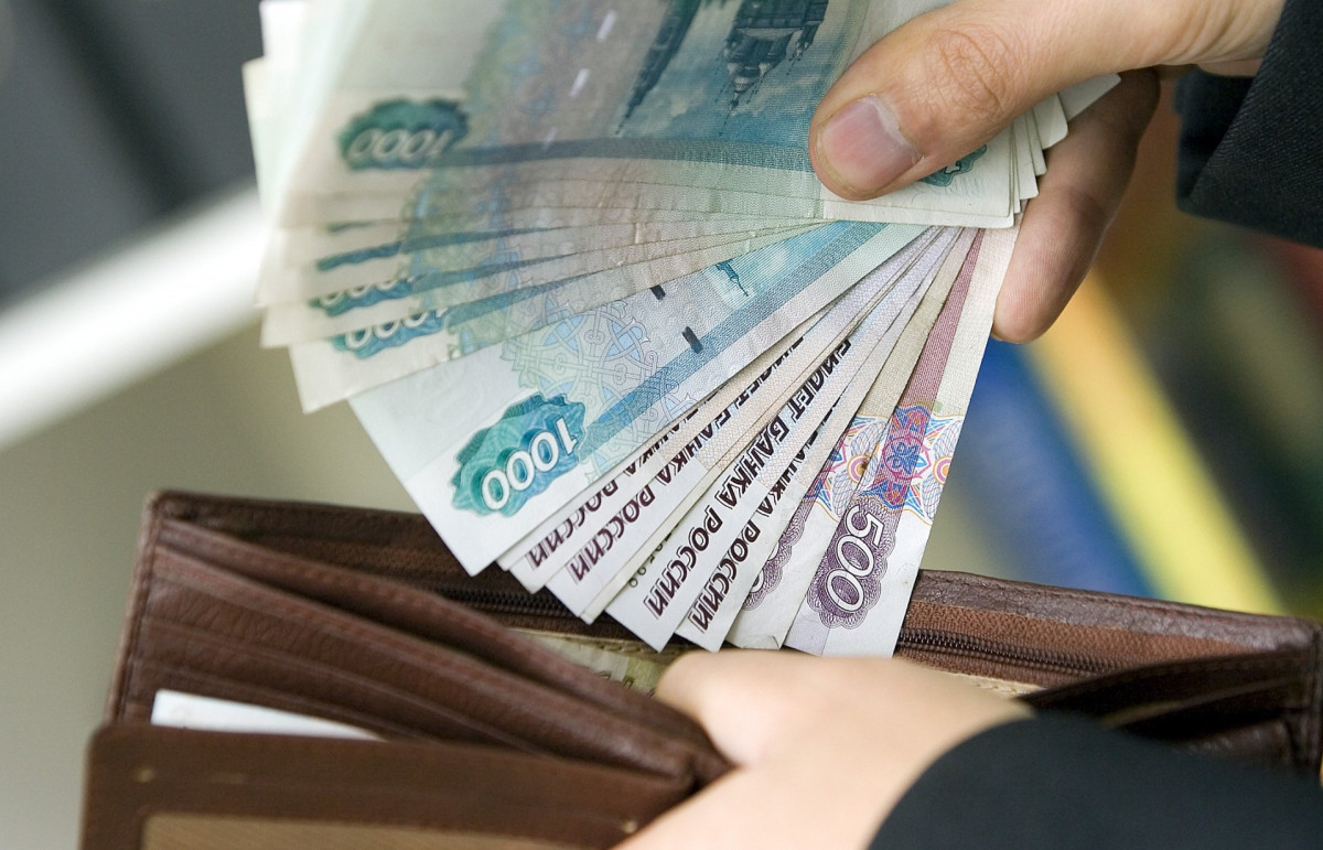 Средняя зарплата кузбассовцев за год выросла, а за месяц уменьшилась