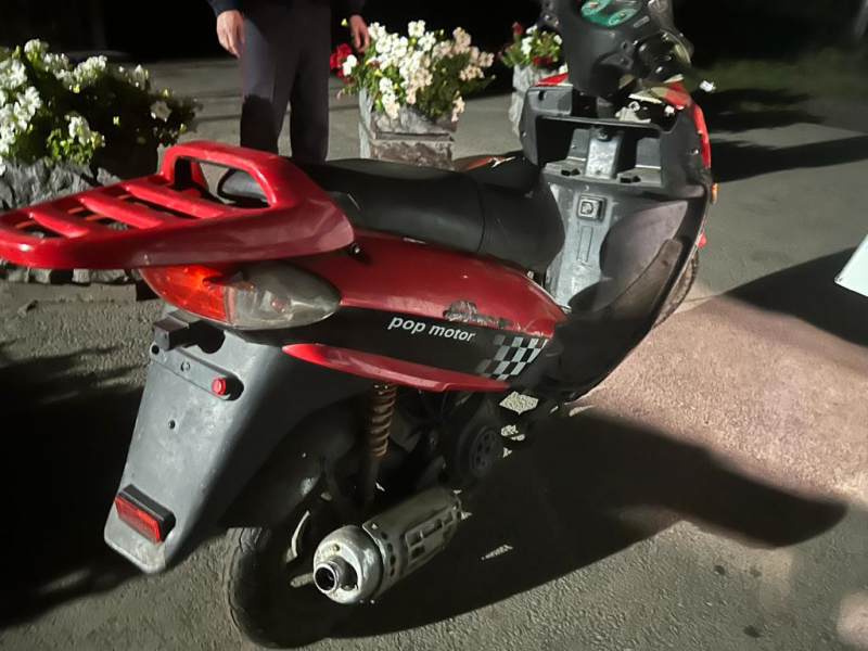 Не смог пройти мимо. В Прокопьевске 17-летний парень похитил скутер, припаркованный во дворе жилого дома