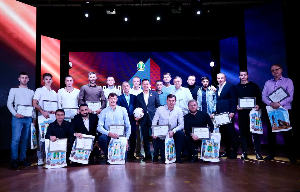 За успешный сезон! Футболисты прокопьевского "Шахтёра" получили награды