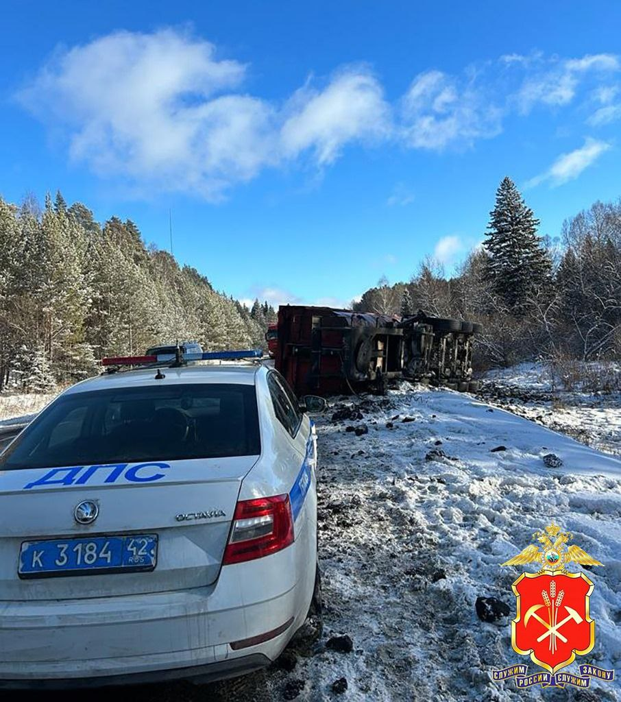 На Кузбасской трассе при выезде на встречку погибли водитель и два пассажира легкового автомобиля, в том числе ребёнок