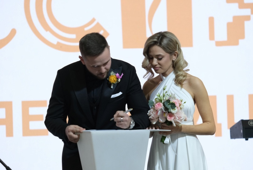 Искусственный интеллект провёл церемонию бракосочетания на выставке "Россия" на ВДНХ