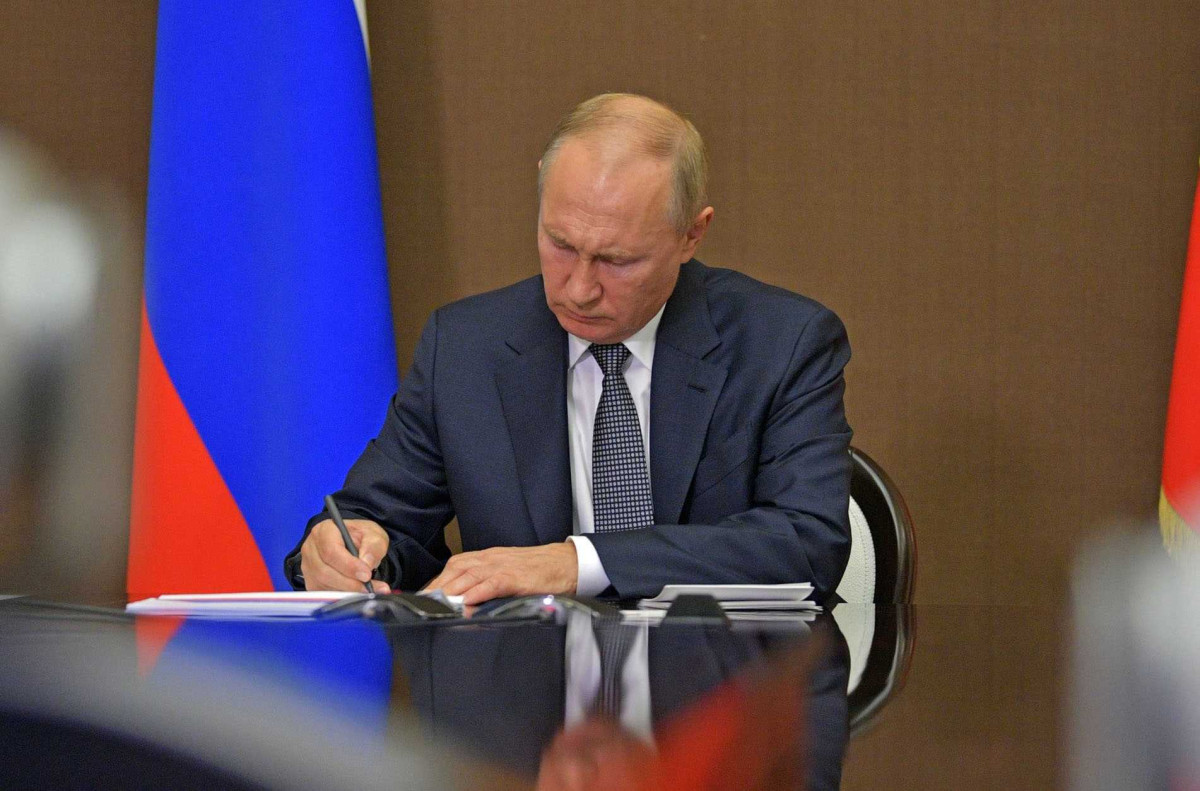Путин увеличил МРОТ, а также остановил индексацию зарплат госслужащих