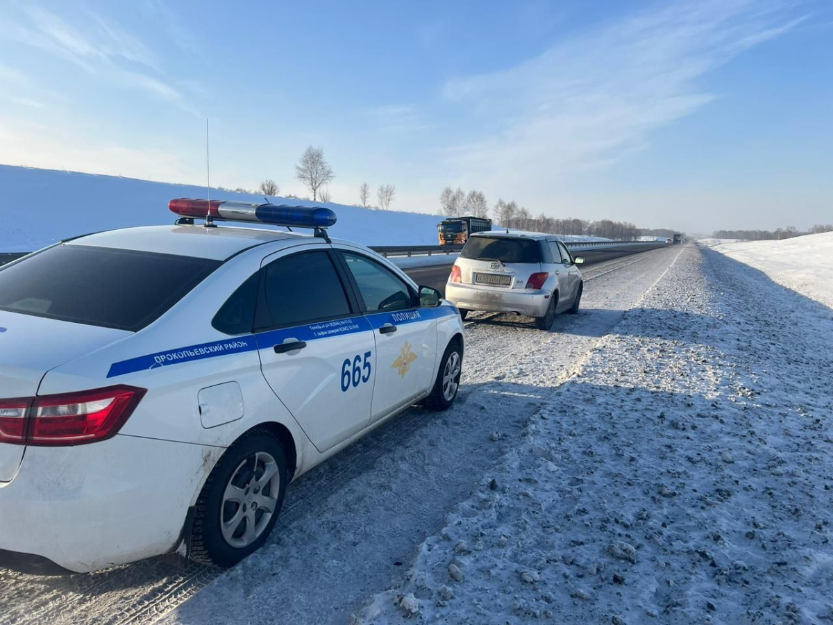 Сотрудники ГИБДД оказали помощь водителю, автомобиль которого заглох в 30-ти градусный мороз