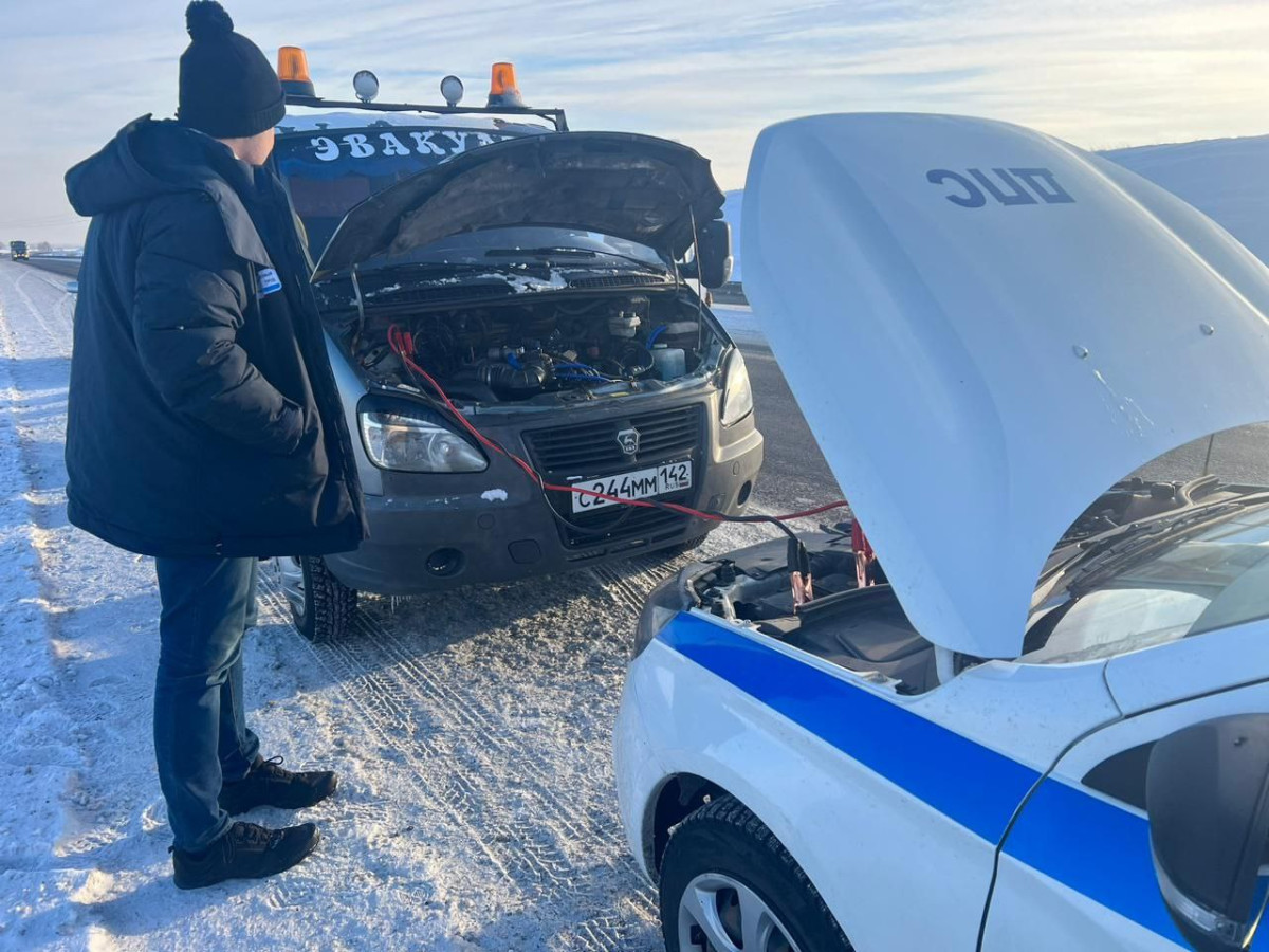 Сотрудники ГИБДД оказали помощь водителю, автомобиль которого заглох в 30-ти градусный мороз