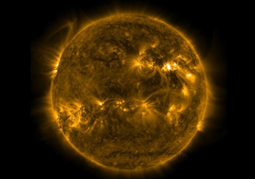 Мощная вспышка на Солнце станет причиной магнитной бури