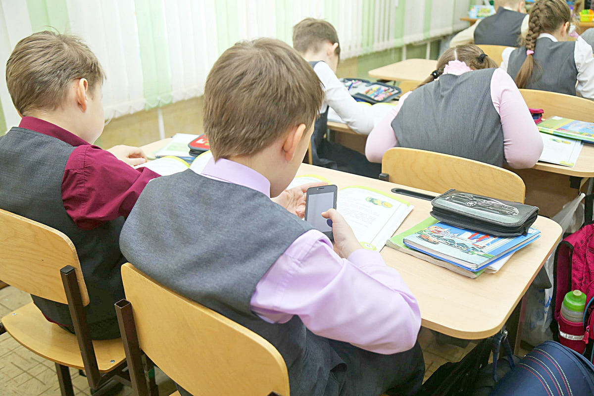 Владимир Путин подписал закон, запрещающий использование телефонов школьниками