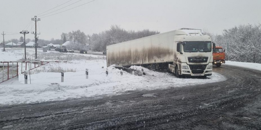 В Прокопьевске фура съехала в кювет возле ж/д переезда