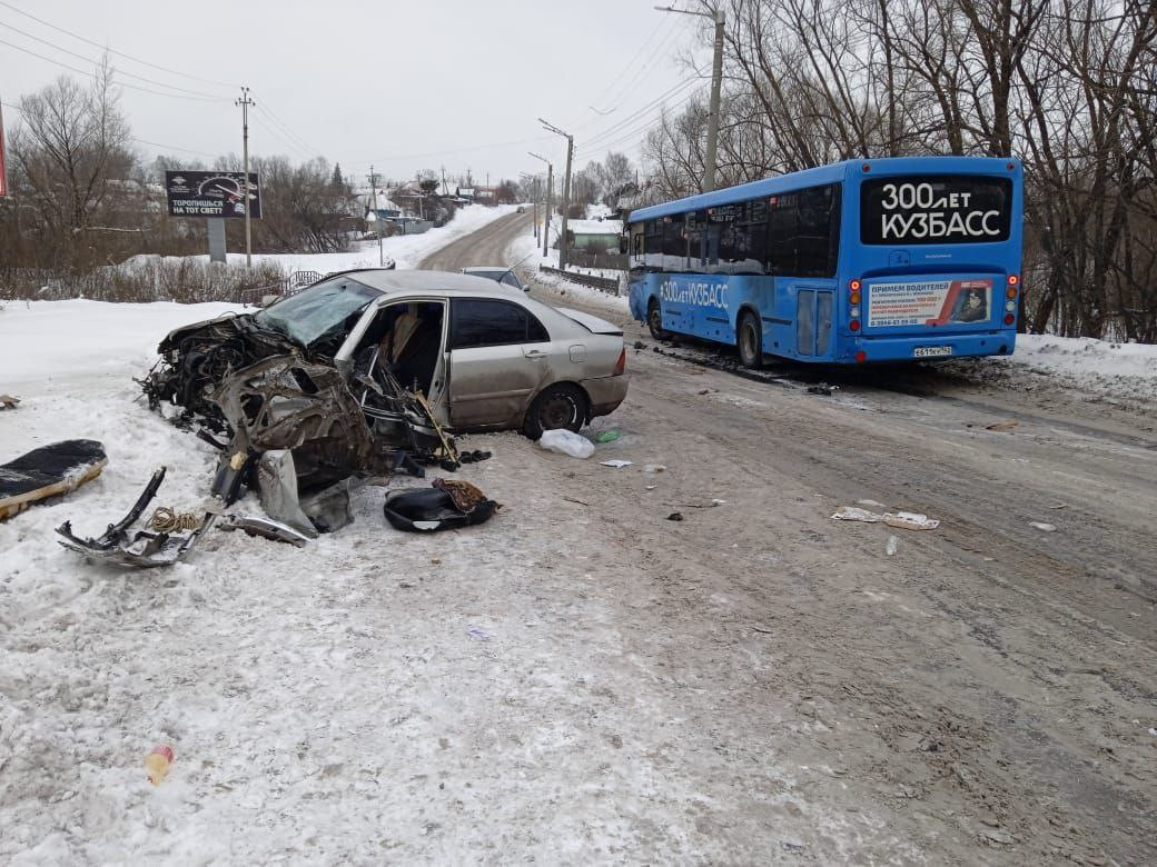 В Прокопьевске Тойота столкнулась с автобусом. Пострадали люди