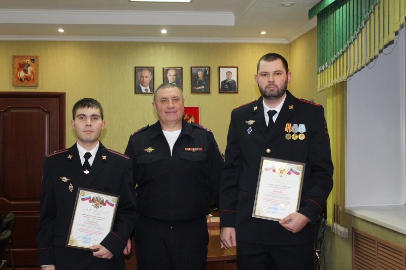 В Прокопьевске наградили полицейских, которые помогли семье, оказавшейся в трудной ситуации на дороге