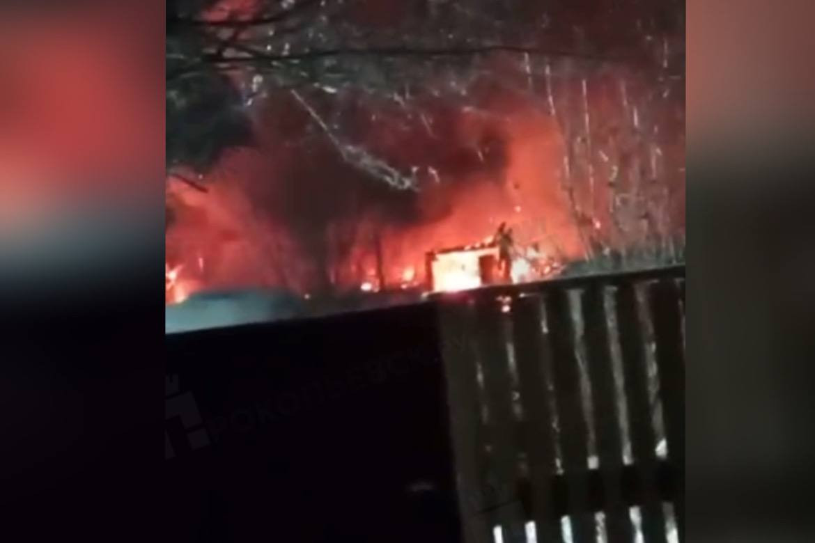 Пожар в частном доме Прокопьевска смогли ликвидировать спустя час после возгорания