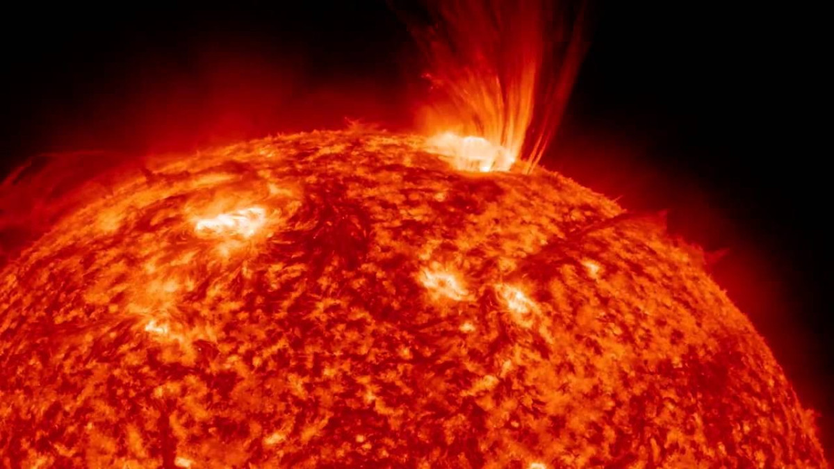 Вспышки на солнце. Выбросы на солнце. Взрыв солнца. Фотографии солнца. Солнечная магнитная буря 2024