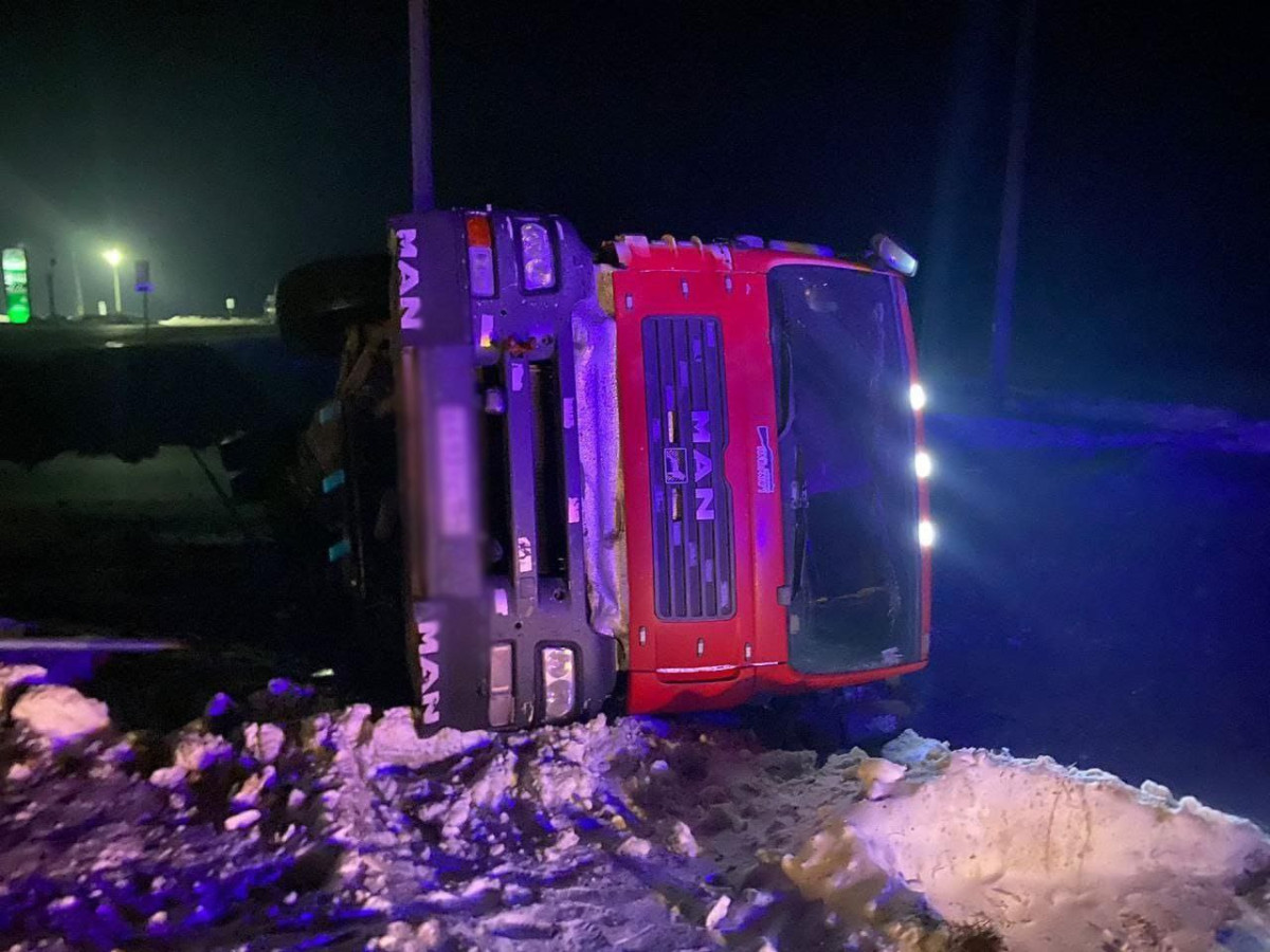 При столкновении двух большегрузов на кузбасской трассе один человек погиб