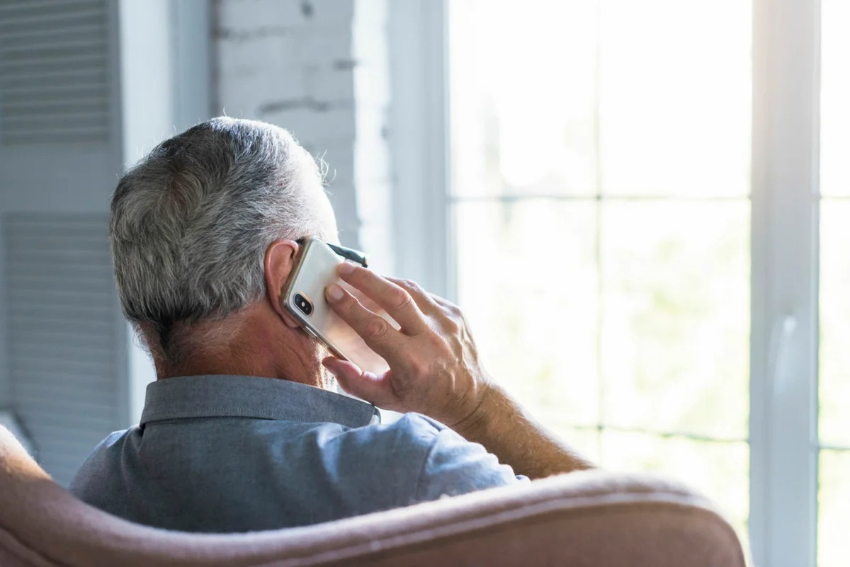Смартфон для пенсионеров 2024. Дедушка с телефоном. Телефон для пенсионеров. Телефонные мошенники. Телефонные мошенники пенсионеры.