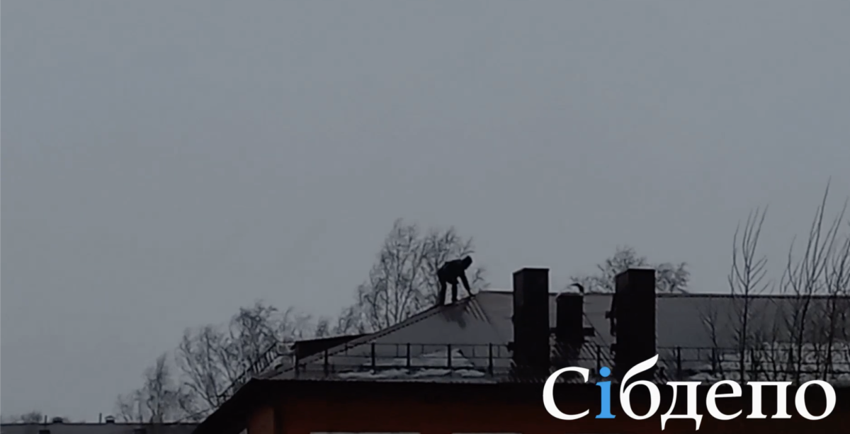 Прокопчан испугал мужчина, ремонтировавший крышу дома в непогоду без страховки