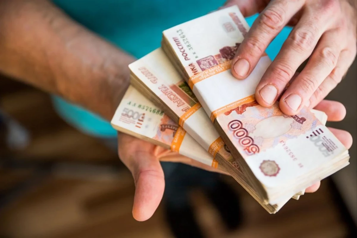 Количество работодателей, готовых платить сотрудникам 100 тысяч рублей и больше, заметно выросло