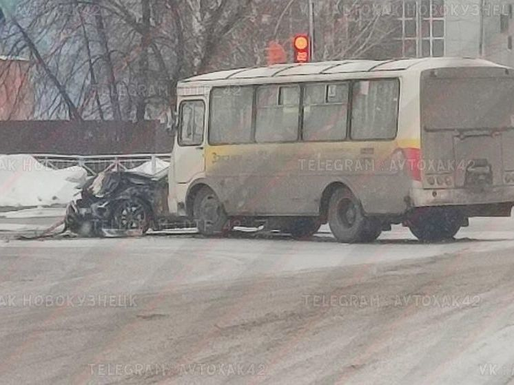 В Прокопьевске на перекрёстке у "Максимы" столкнулись автобус и легковушка