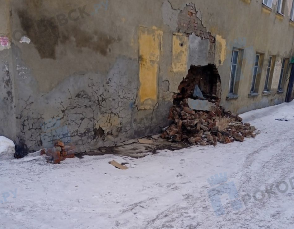 В Прокопьевске СК организовал проверку после обрушения части стены в доме 1953 года постройки