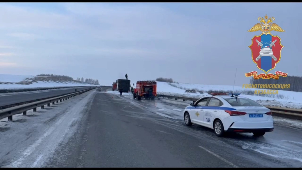 Кузбасскую трассу перекрыли из-за возгорания грузовика