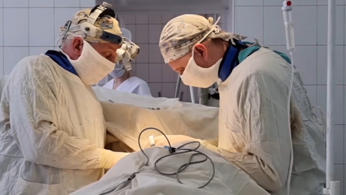 Прокопьевские нейрохирурги провели уникальную операцию пациенту с редкой травмой